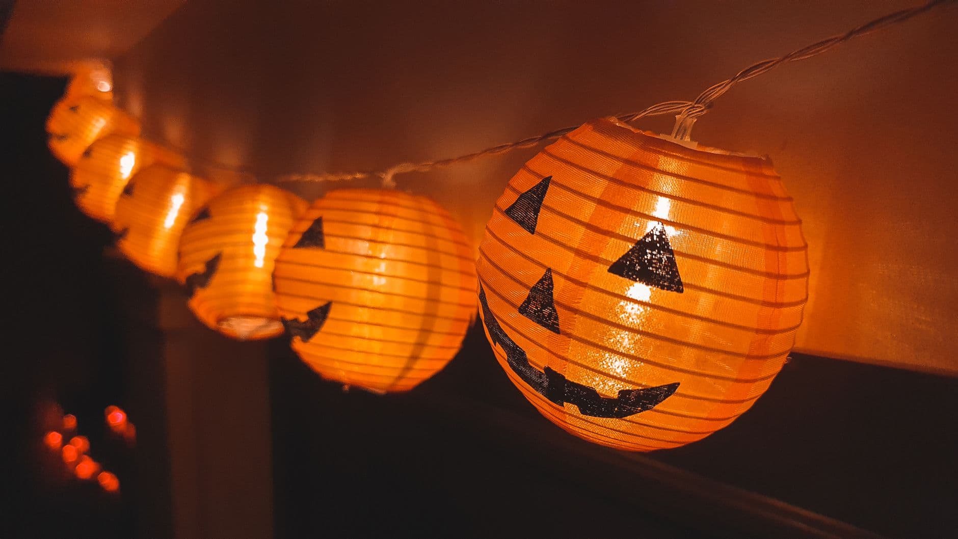 Guirnaldas y luces de Halloween para decorar tu casa en 2026