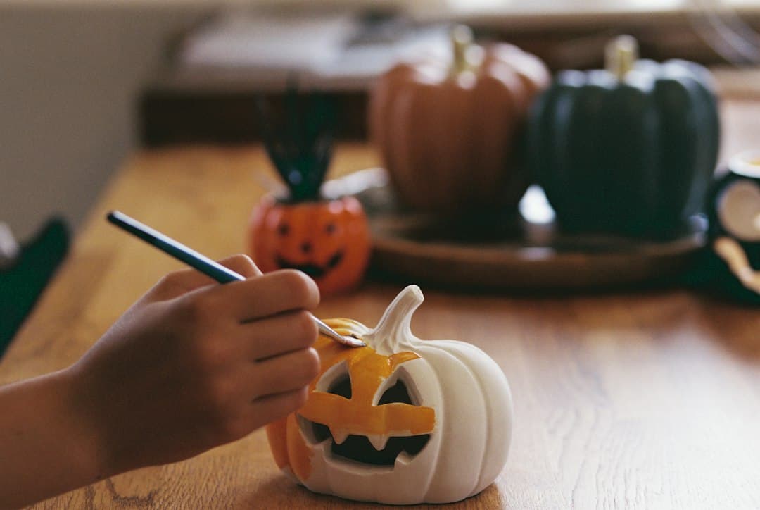 Manualidades de Halloween para niños: 12 ideas por edad (2026)